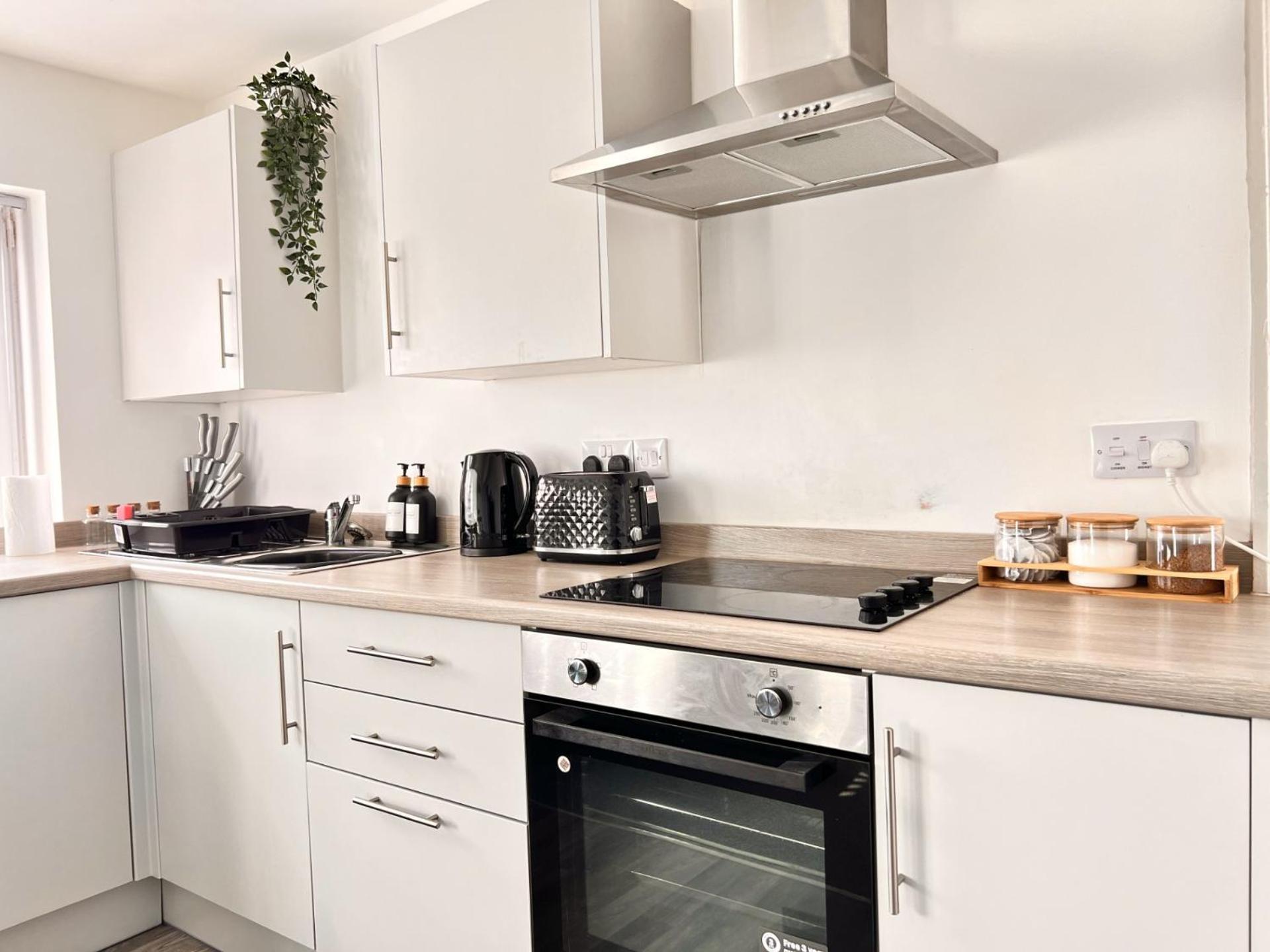 Two-bedroom Next To Winter Gardens With Free On-site Parking, Блэкпул