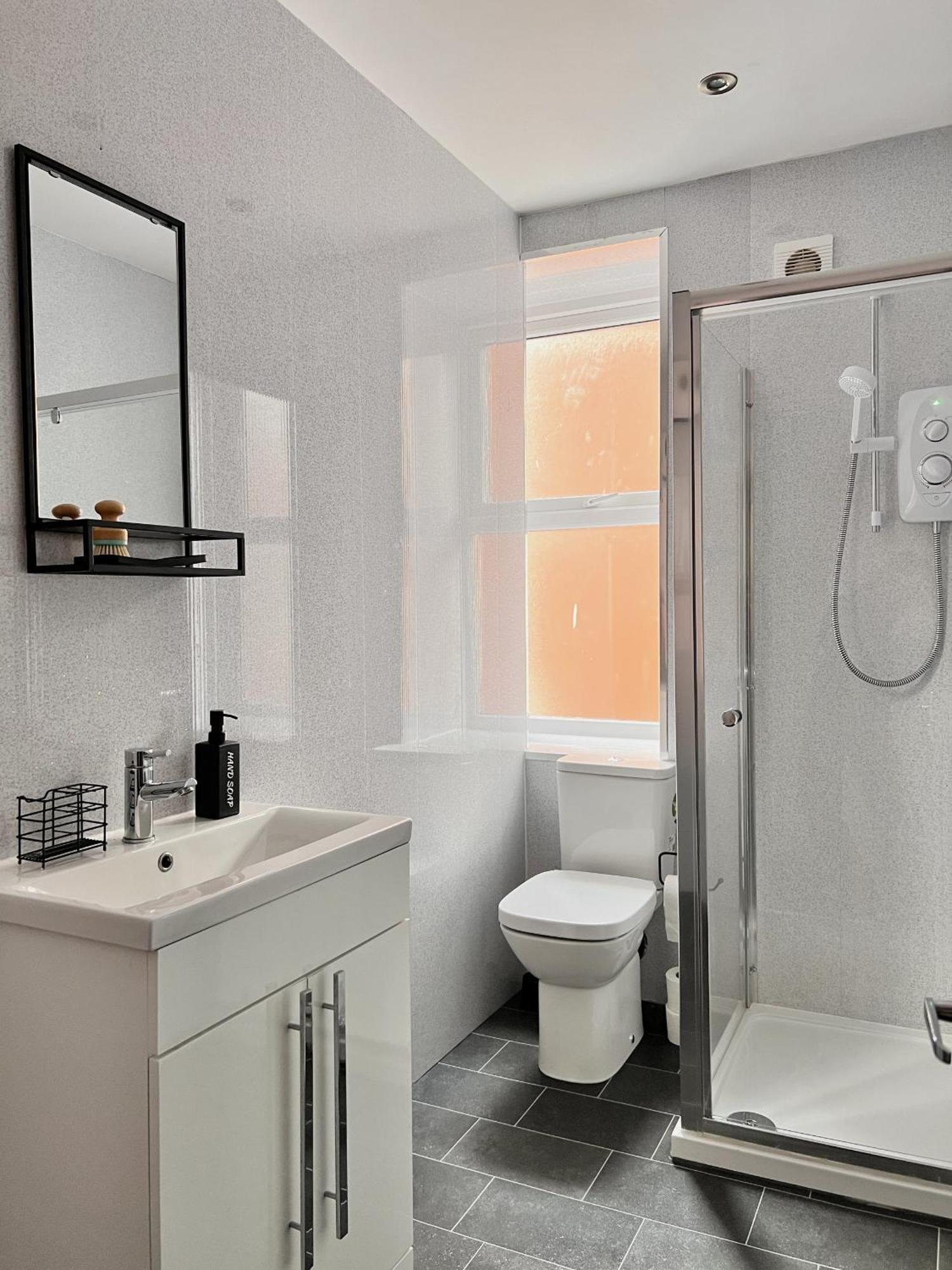 Апартаменты Two-bedroom Next To Winter Gardens With Free On-site Parking, Блэкпул